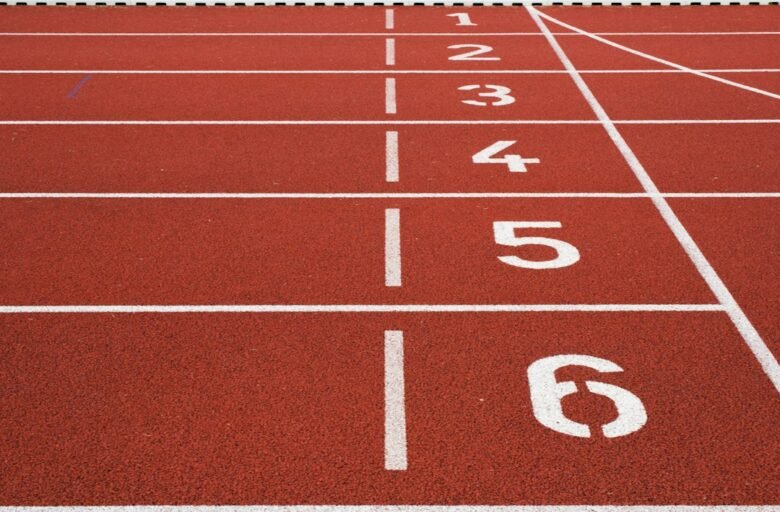 Starting line of an athletics running track, illustrative image